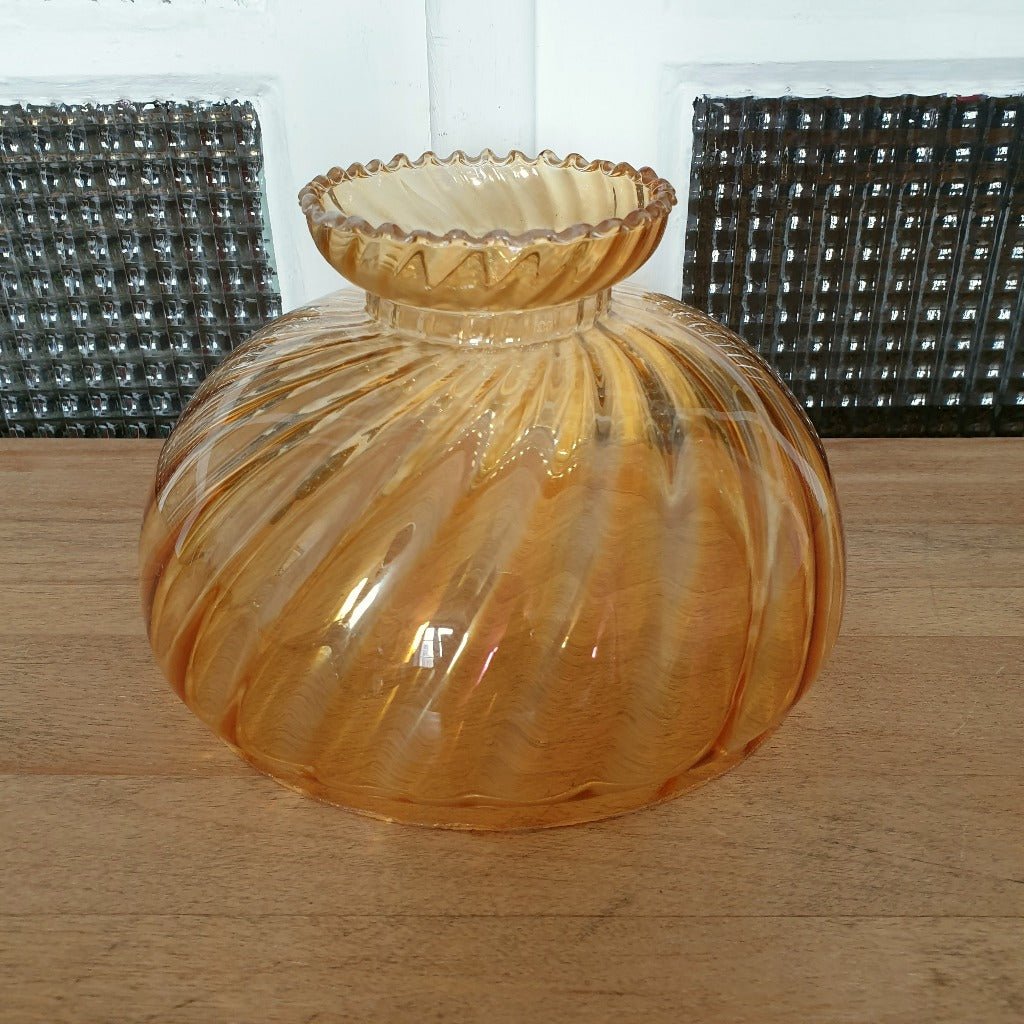 Abat-jour en verre moulé orange irisé provenant d'une ancienne suspension - Hello Broc