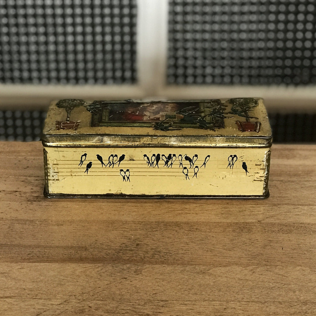 Boîte longue rectangulaire en métal embossé 1900 avec des enfants et des oiseaux - Hello Broc