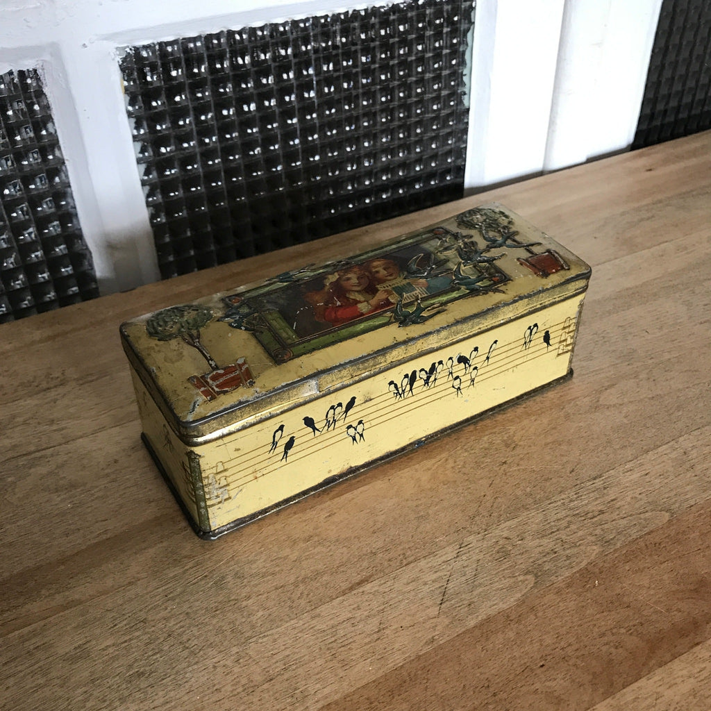 Boîte longue rectangulaire en métal embossé 1900 avec des enfants et des oiseaux - Hello Broc