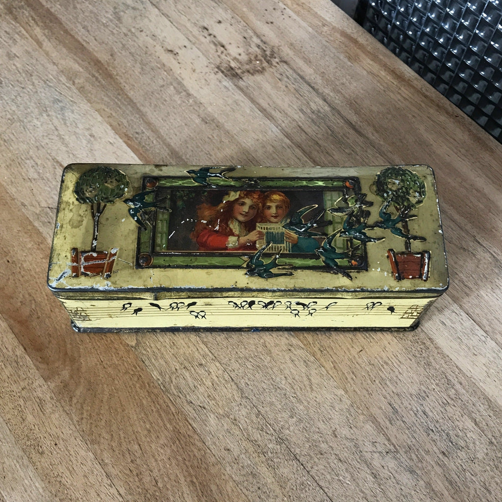 Boîte longue rectangulaire en métal embossé 1900 avec des enfants et des oiseaux - Hello Broc