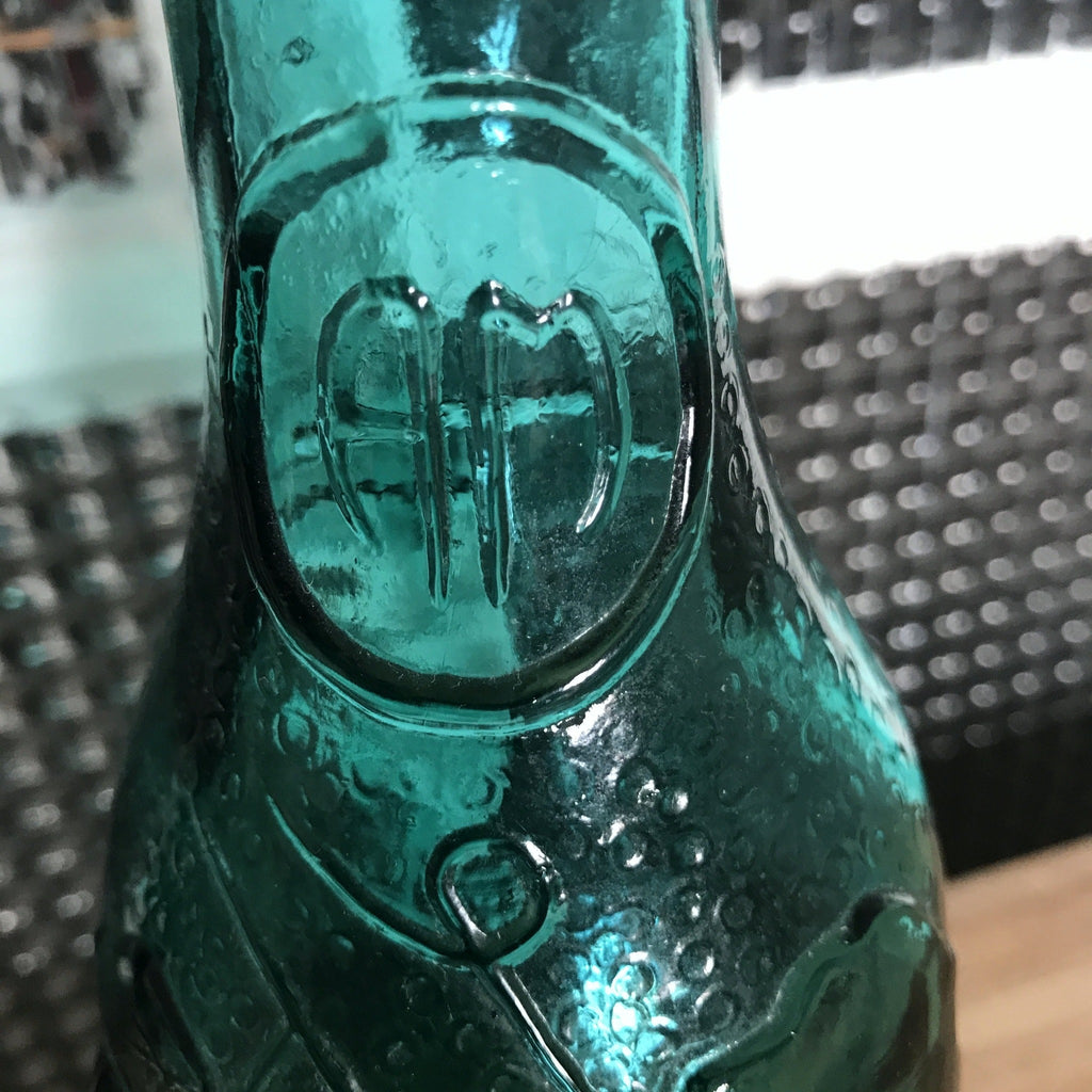 Bouteille décorative vintage bleue au long col en verre moulé par Hello Broc brocante en ligne