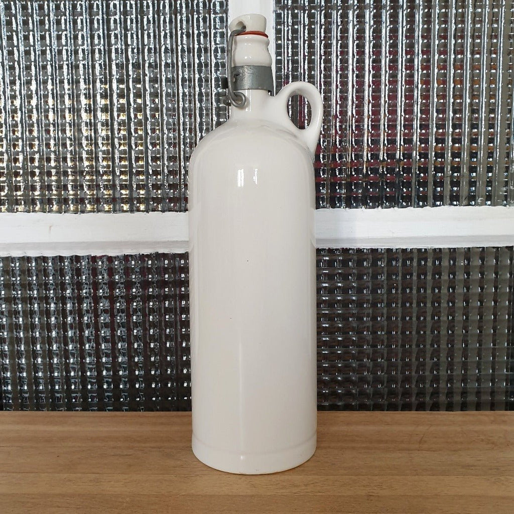 Bouillote en grès blanc vernissé avec son bouchon en porcelaine par Hello Broc brocante en ligne