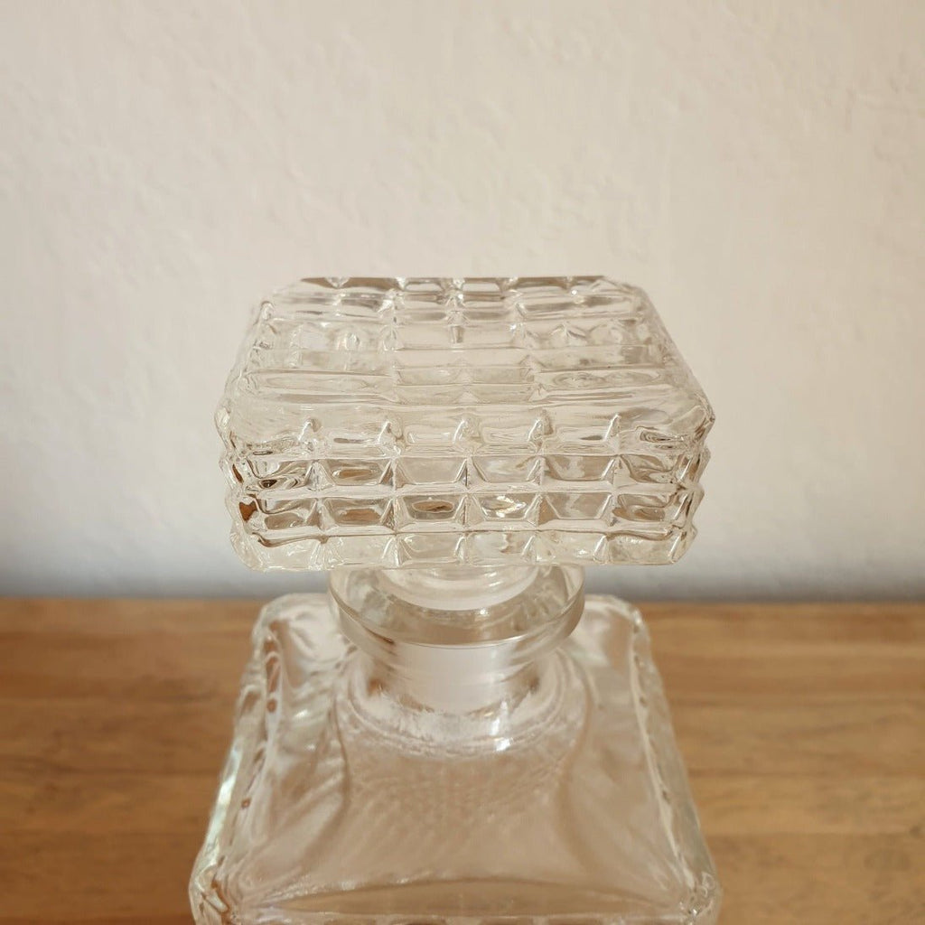 Carafe à whisky carrée et bouchon rectangulaire en verre moulé - 2 en stock - Hello Broc