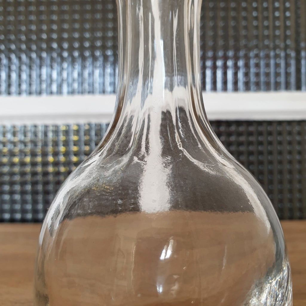 Carafon en verre soufflé - corps rond et col allongé - Hello Broc