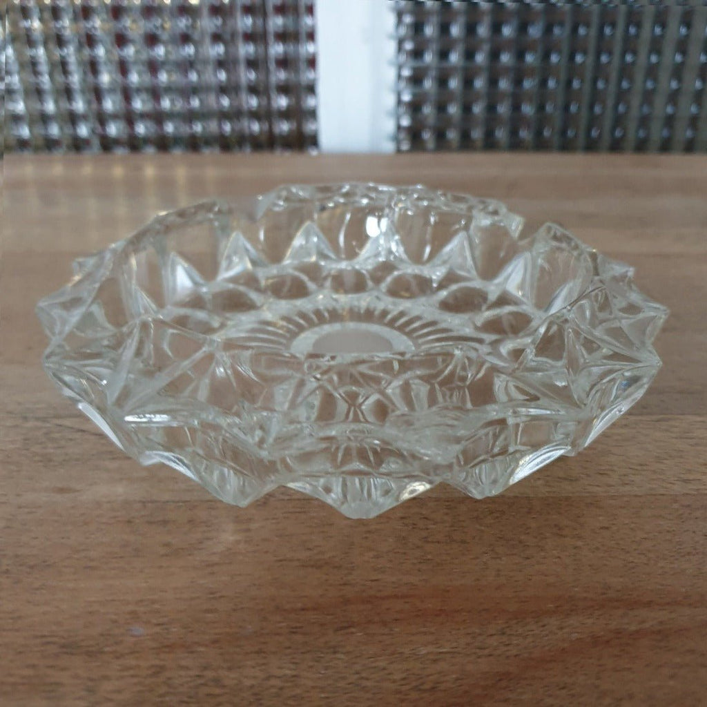 Cendrier en verre moulé transparent forme ronde étoilée - Hello Broc