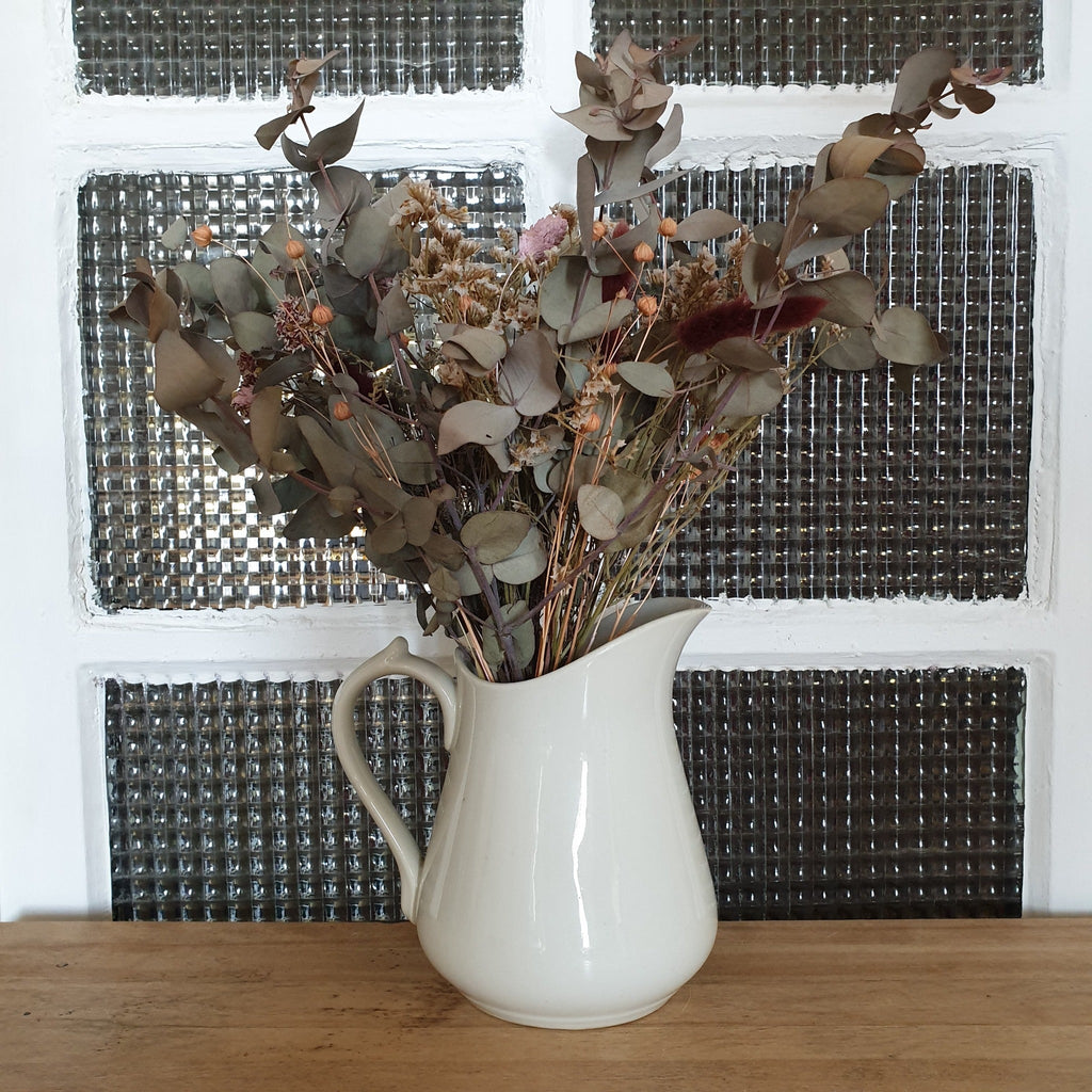 Cruche en faïence blanche attribuée à Sarreguemines par Hello Broc brocante en ligne