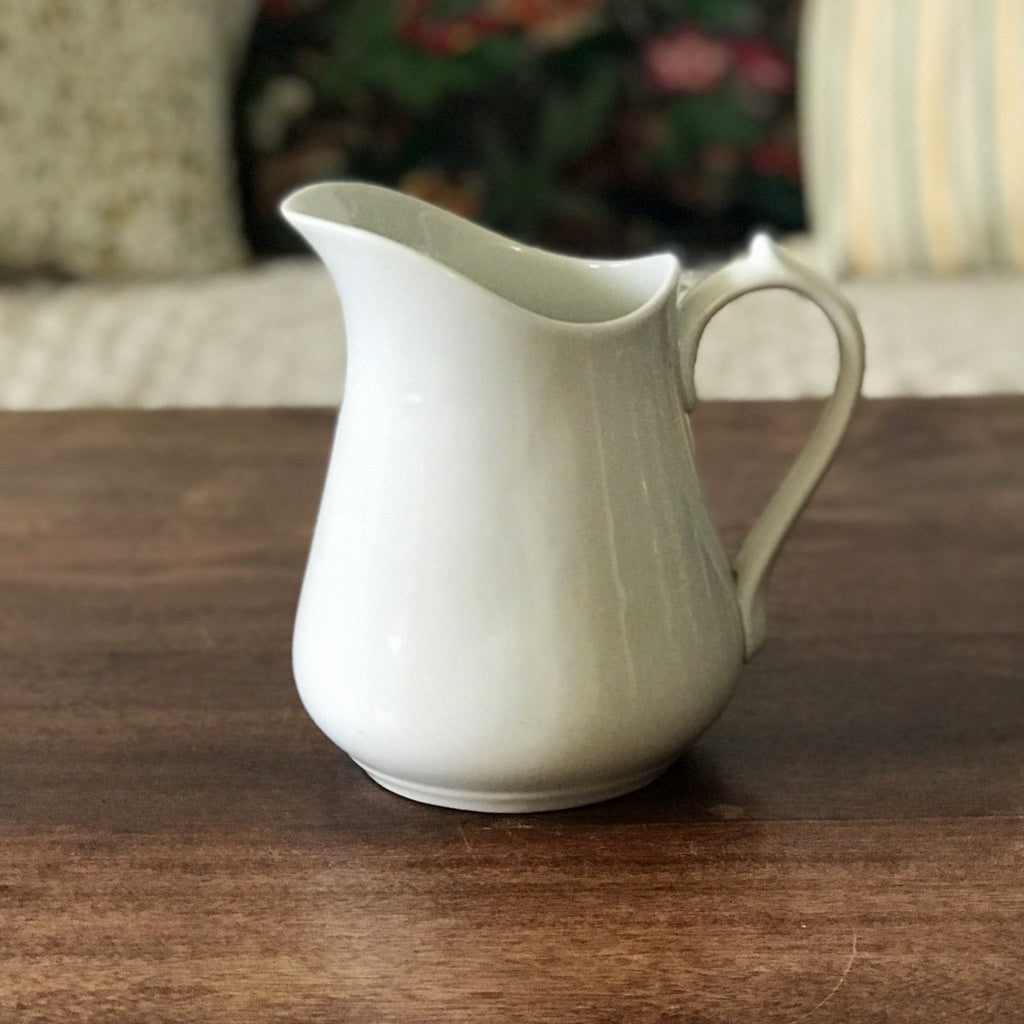 Cruche en faïence blanche attribuée à Sarreguemines par Hello Broc brocante en ligne