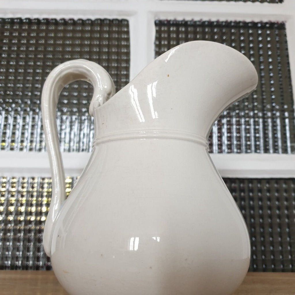 Cruche pichet broc en faïence blanche de Digoin Sarreguemines fin XIXème siècle - Hello Broc