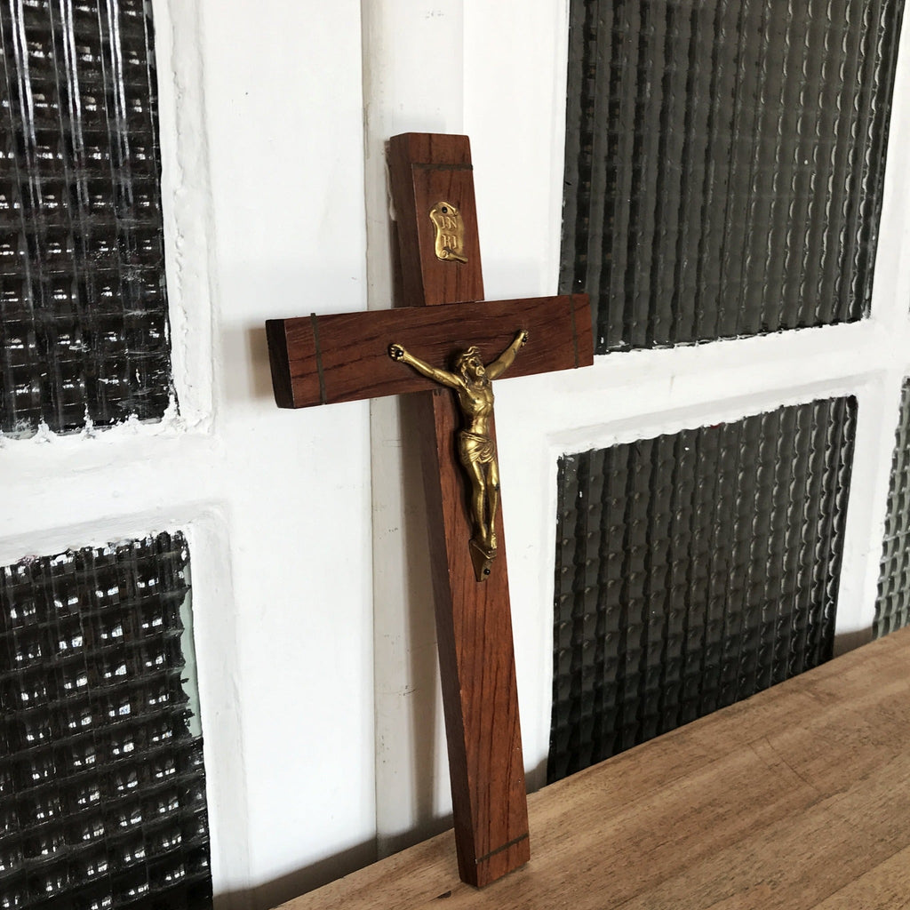 Crucifix années 50 bronze, chêne et laiton - Hello Broc