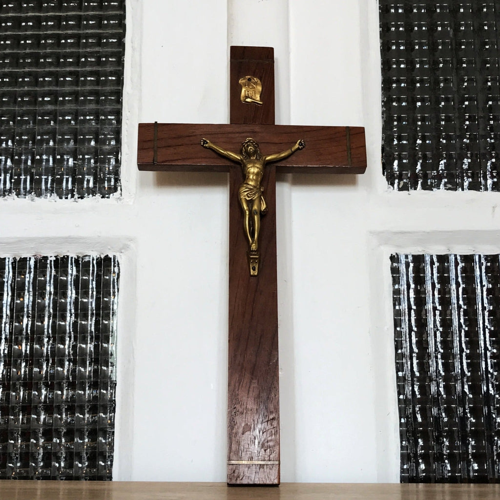 Crucifix années 50 bronze, chêne et laiton par Hello Broc brocante en ligne