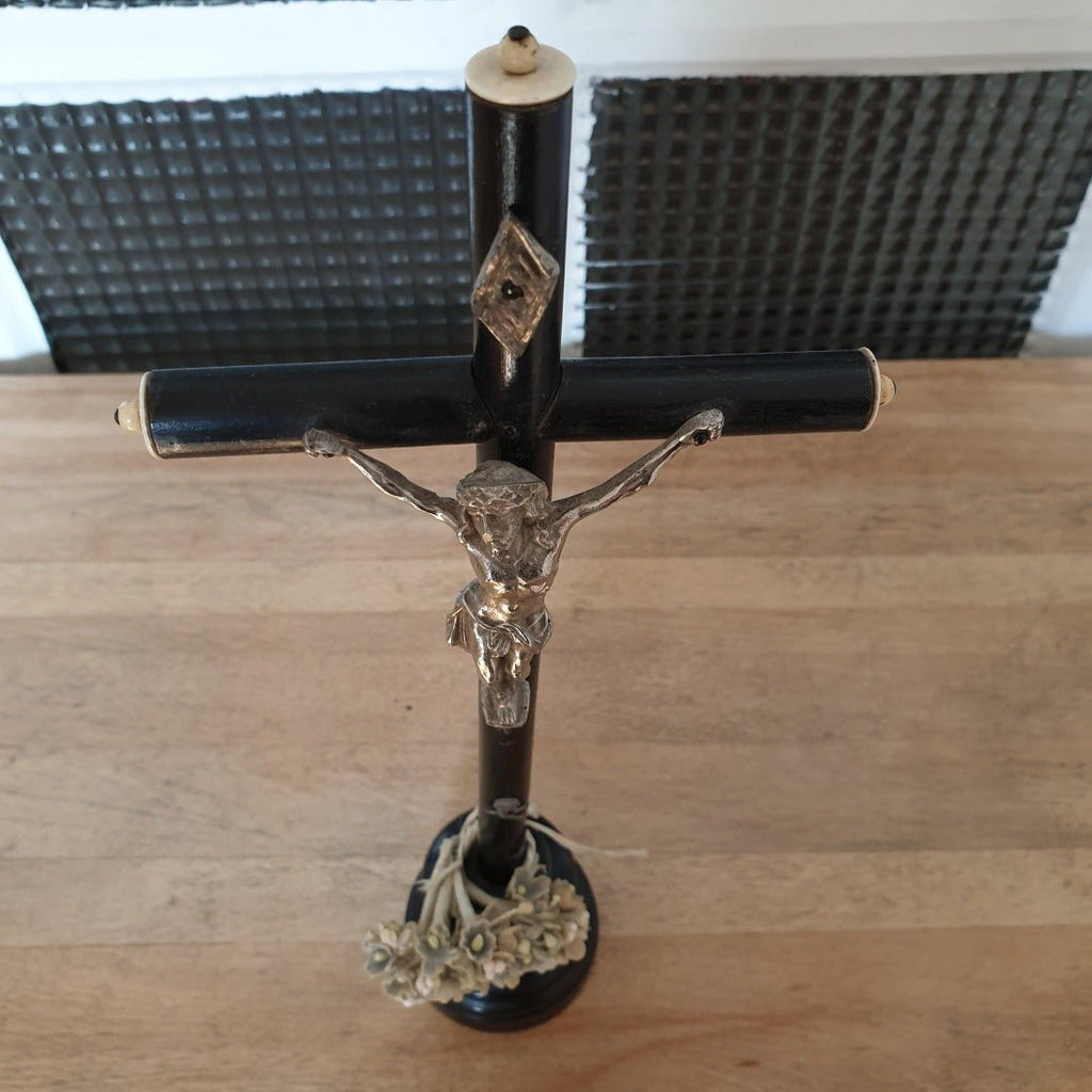 Crucifix Napoléon III daté entre 1870 et 1890 en bois noirci, métal argenté et os par Hello Broc brocante en ligne
