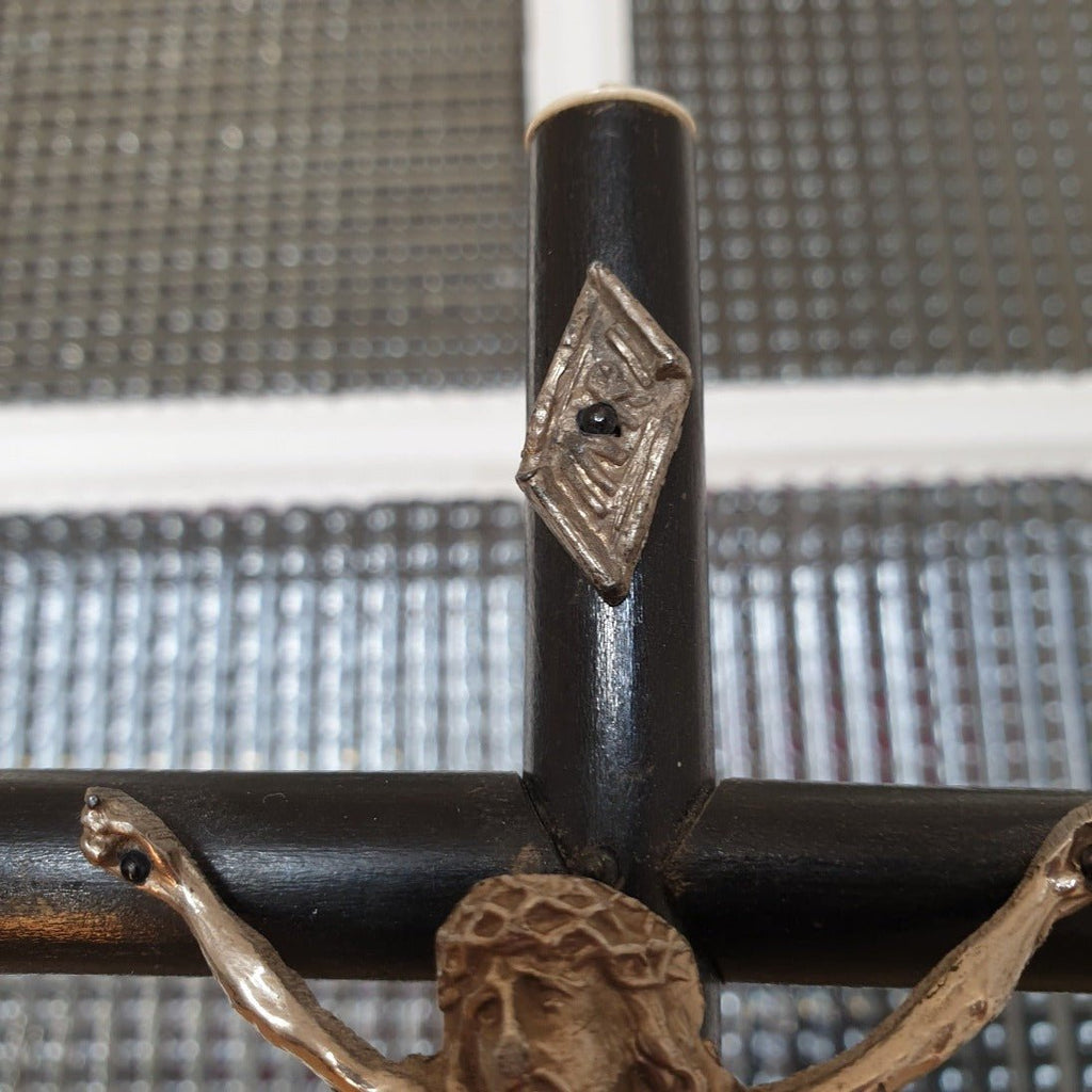 Crucifix Napoléon III daté entre 1870 et 1890 en bois noirci, métal argenté et os par Hello Broc brocante en ligne