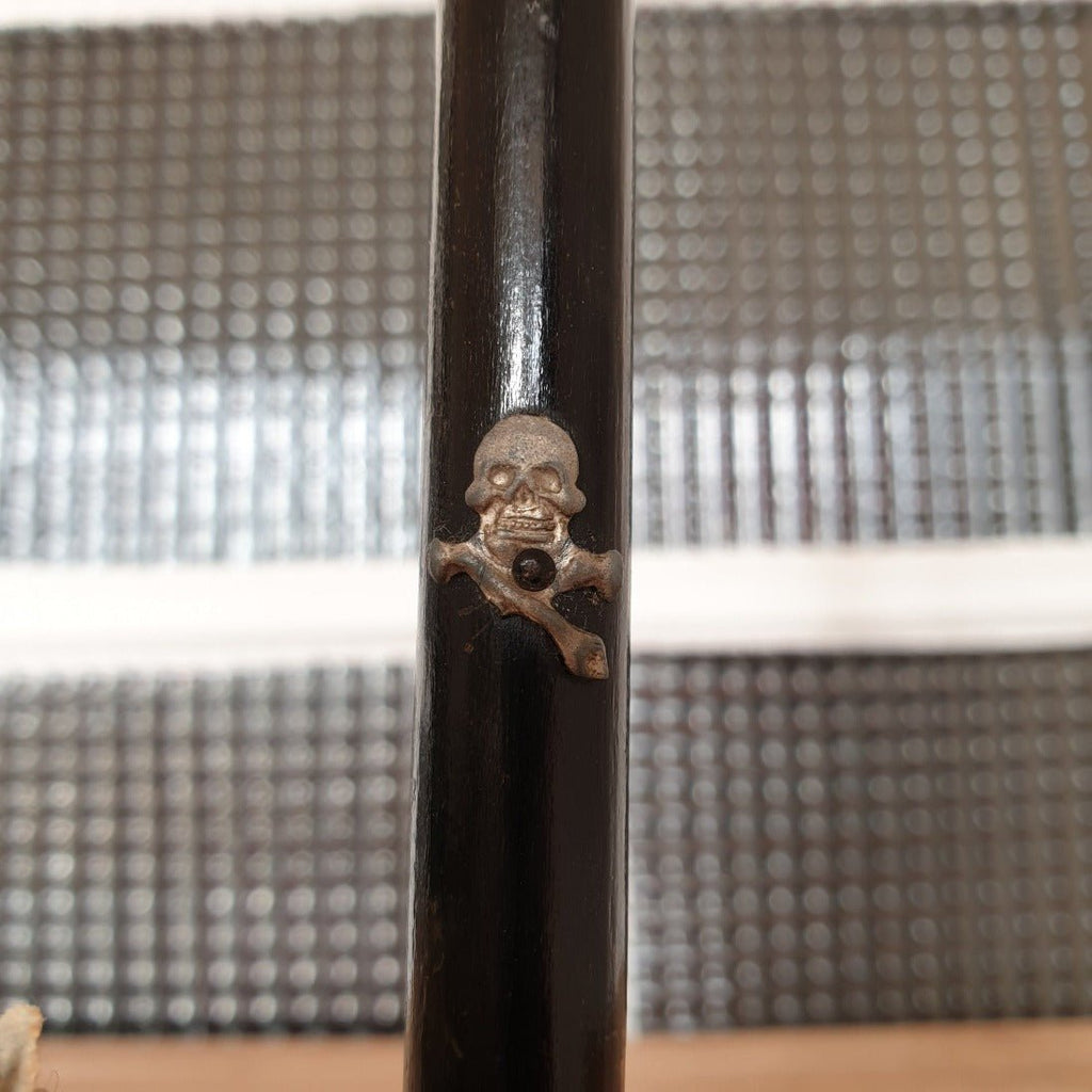 Crucifix Napoléon III daté entre 1870 et 1890 en bois noirci, métal argenté et os par Hello Broc brocante en ligne