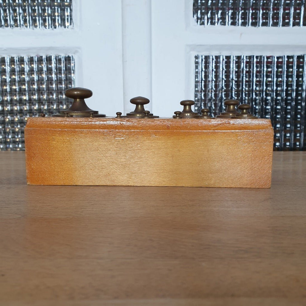 Ensemble complet de poids en laiton pour ancienne balance à plateaux - Hello Broc