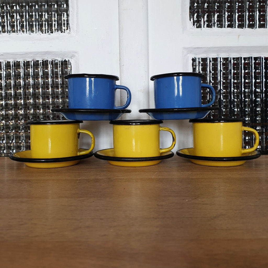 Ensemble de 5 tasses et soucoupes à café en métal émaillé jaune et bleu - Hello Broc