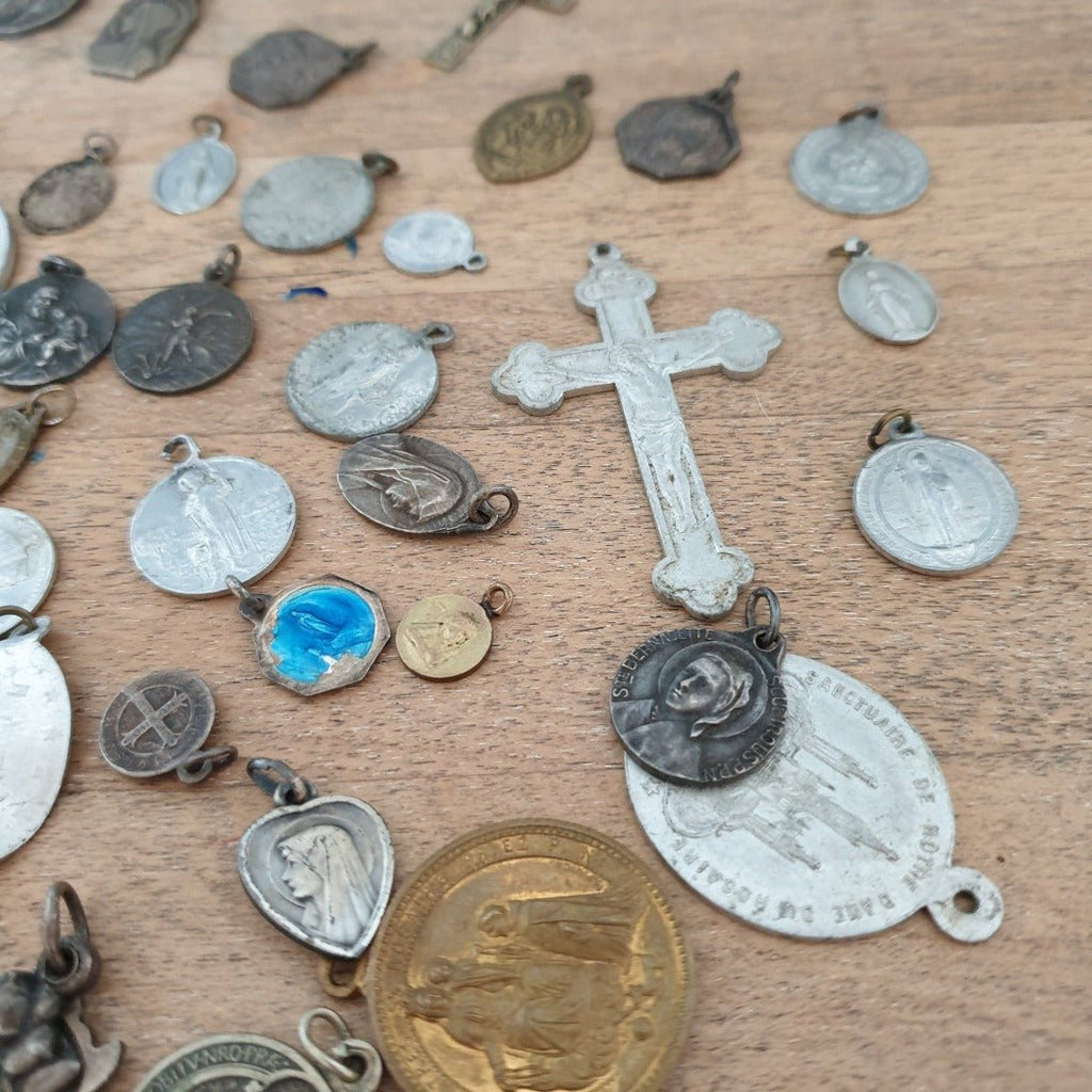 Ensemble de plus de 40 médailles religieuses dont des miraculeuses - Hello Broc