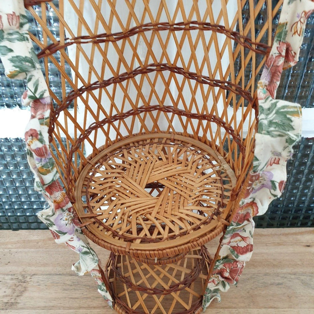 Fauteuil Emmanuelle miniature pour poupée en rotin frise en tissu fleuri - Hello Broc