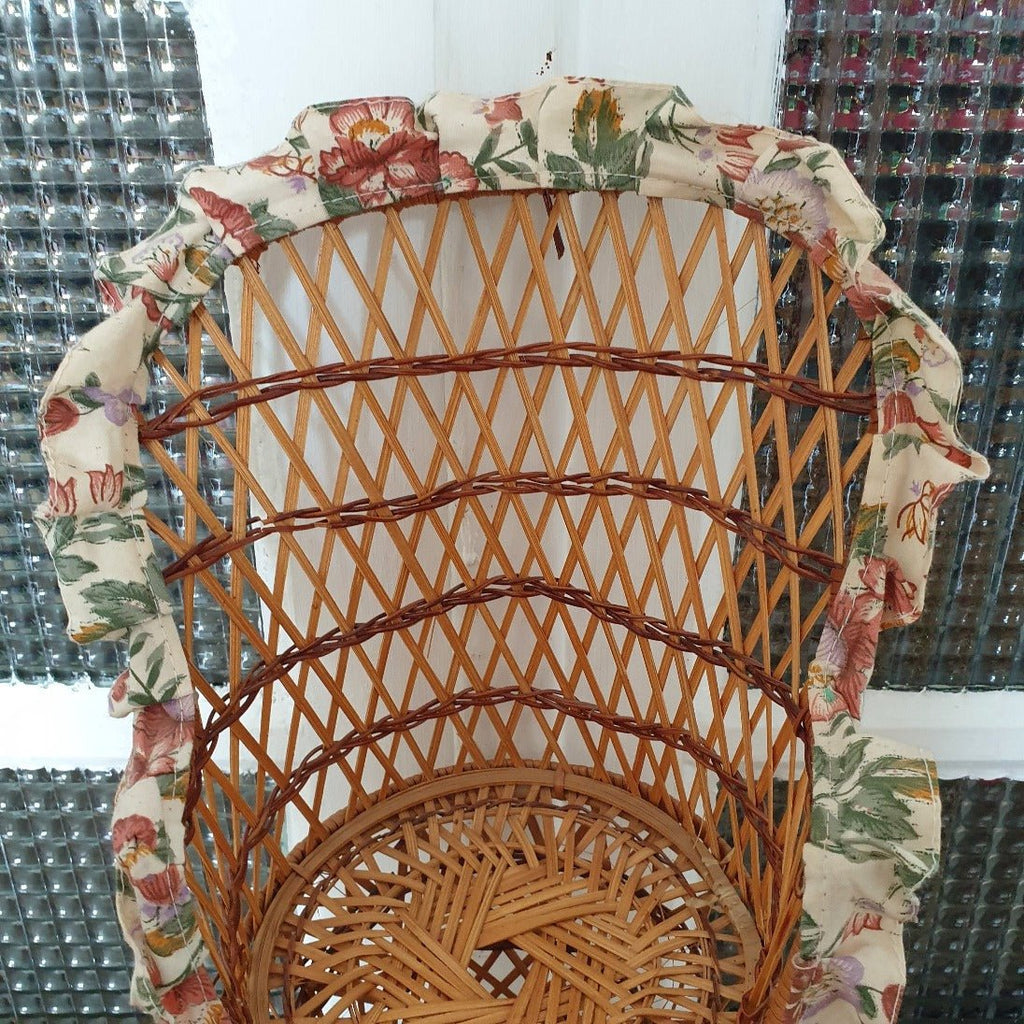 Fauteuil Emmanuelle miniature pour poupée en rotin frise en tissu fleuri - Hello Broc