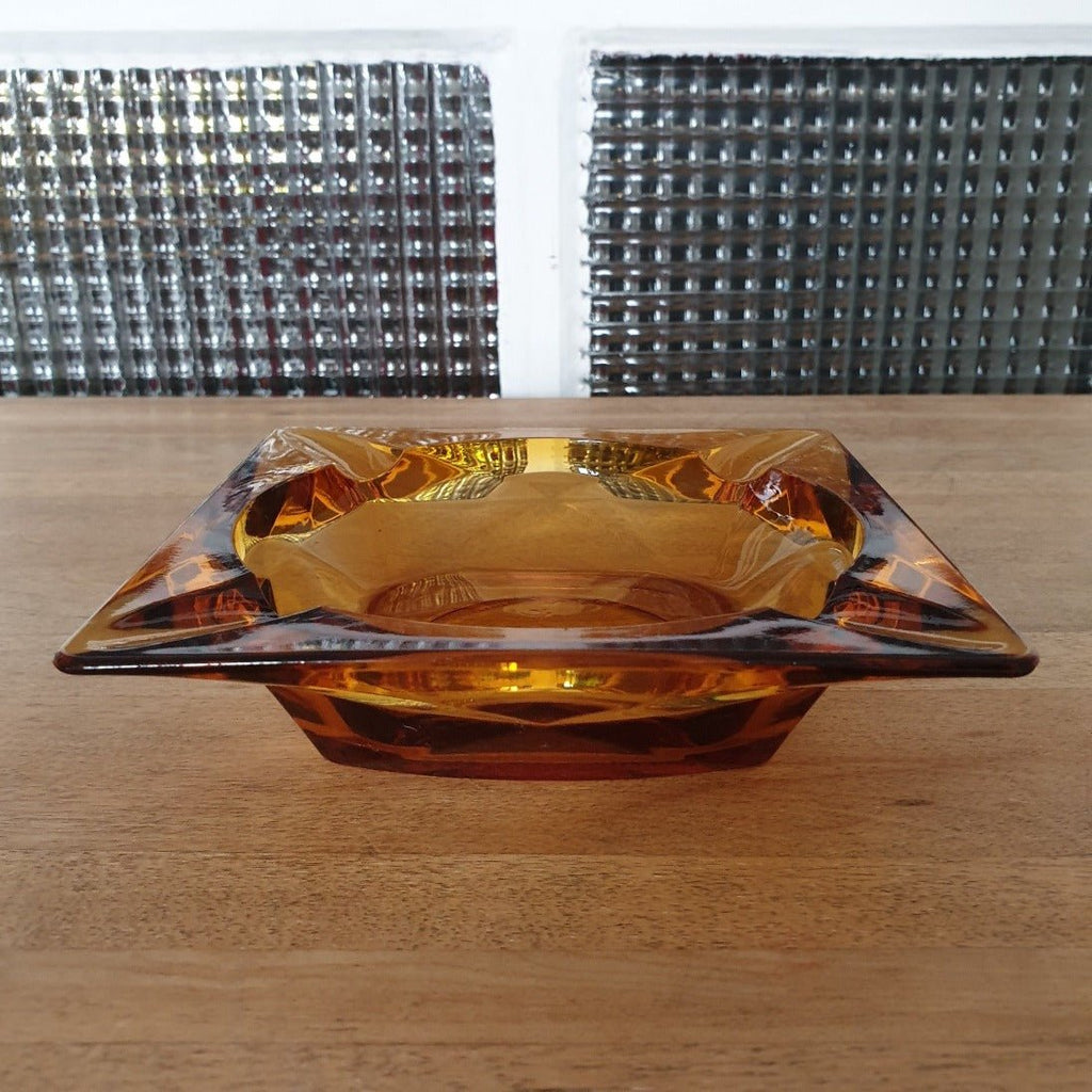 Grand cendrier carré en verre moulé ambré - Hello Broc
