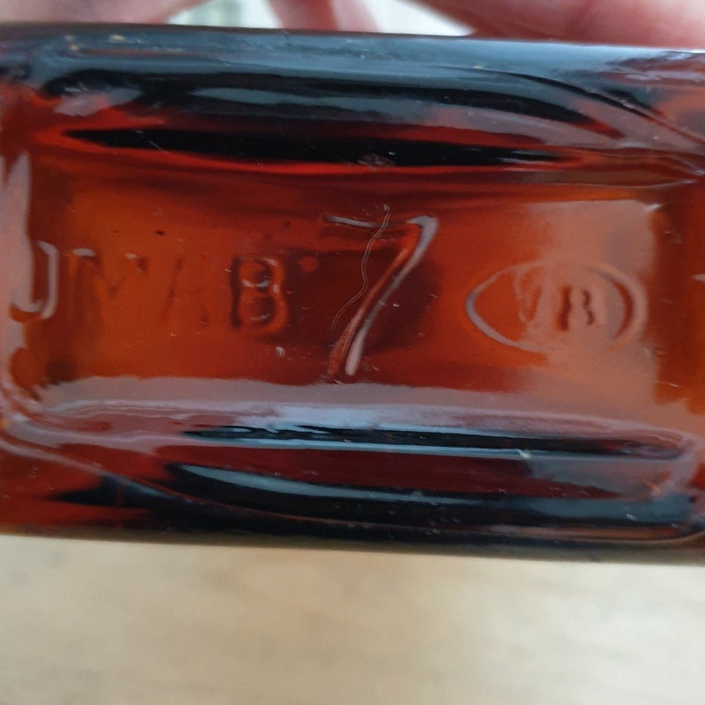 Grand flacon de médicament en verre moulé ambré des Laboratoires J.L. Châtelain - Hello Broc