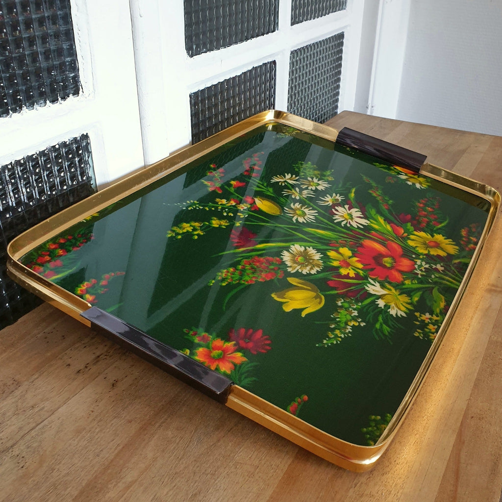 Grand plateau vintage rectangulaire avec poignées années 50 décor bouquets de fleurs multicolores sur fond vert sapin par Hello Broc brocante en ligne