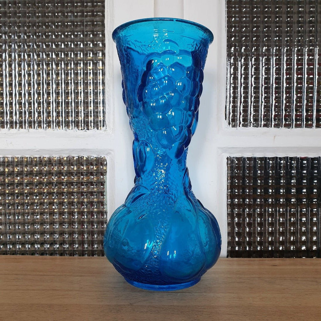 Grand vase en verre moulé bleu motifs fruits par Hello Broc brocante en ligne