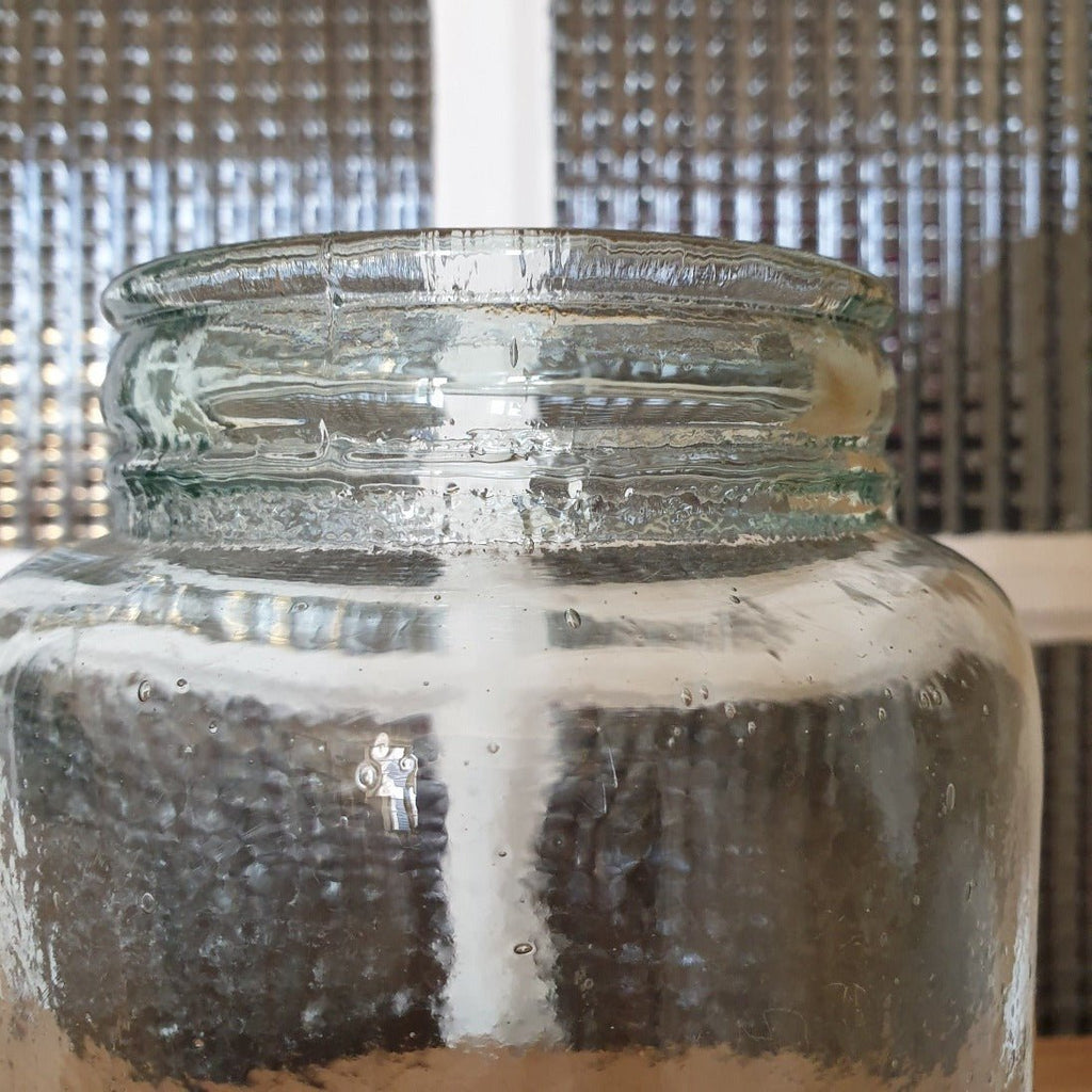Grande bonbonnière en verre moulé bleuté sans couvercle - Hello Broc