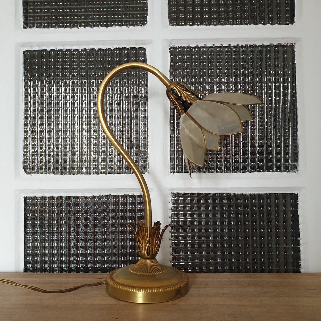 Lampe années 70 dans son jus abat-jour en nacre fleur de lotus - Hello Broc