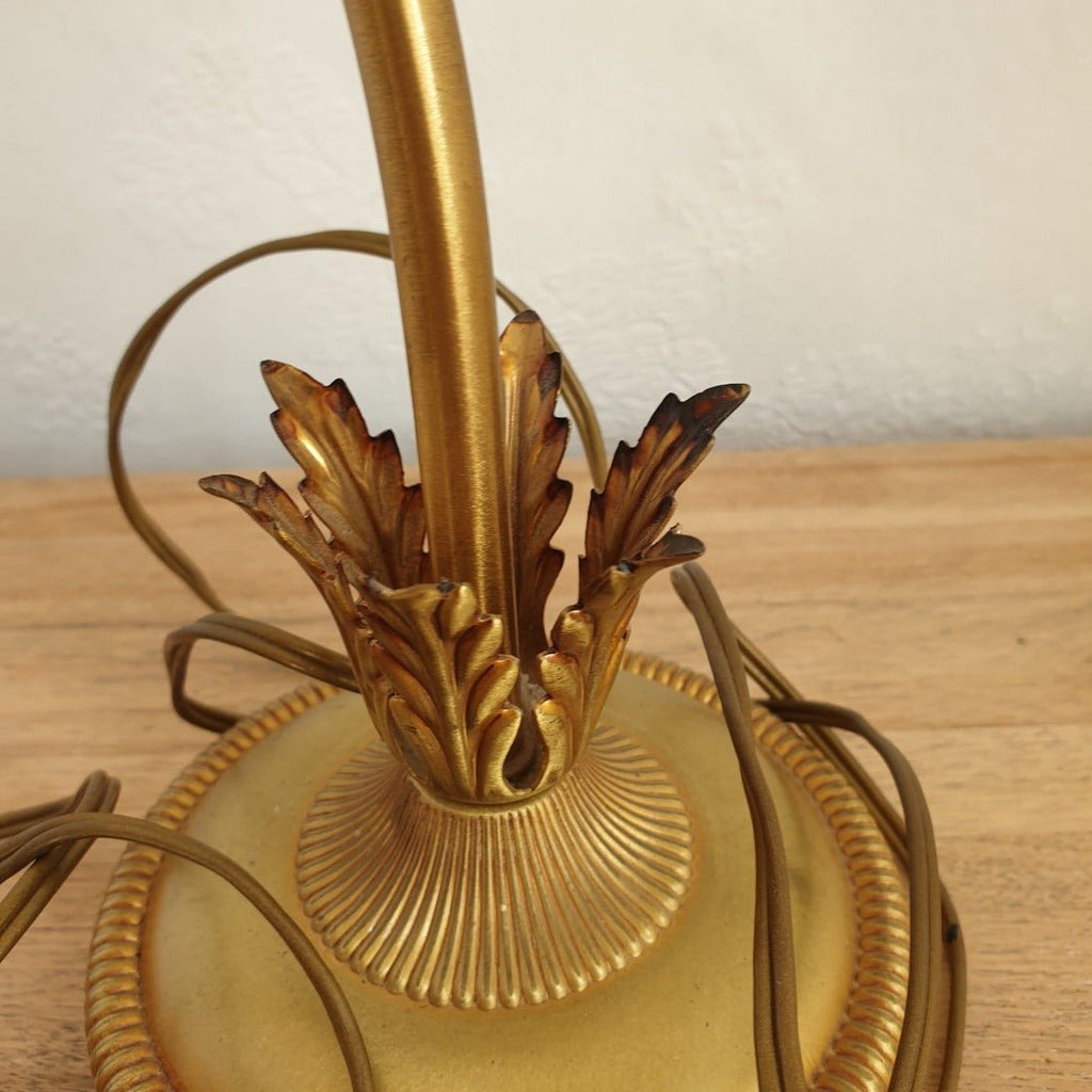 Lampe années 70 dans son jus abat-jour en nacre fleur de lotus - Hello Broc