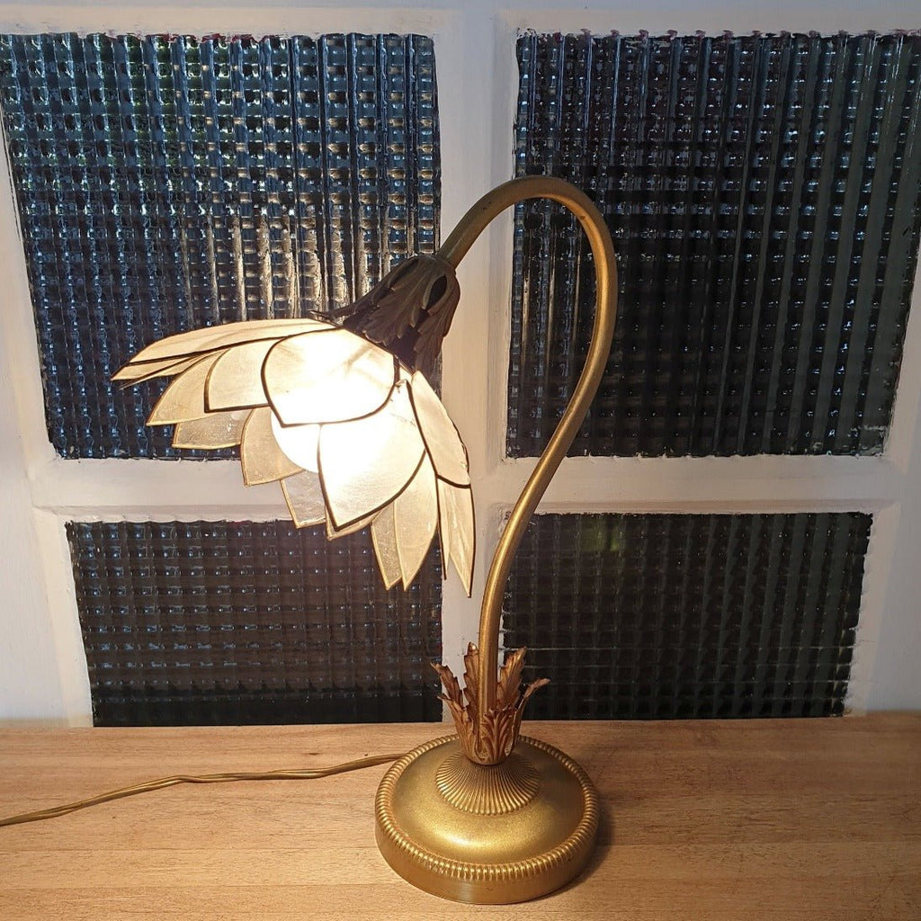 Lampe années 70 dans son jus abat-jour en nacre fleur de lotus - Hello Broc