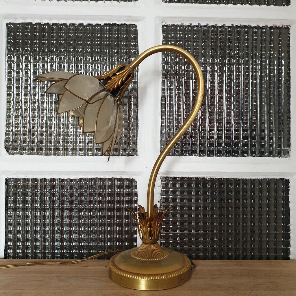 Lampe années 70 dans son jus abat-jour en nacre fleur de lotus - Hello Broc