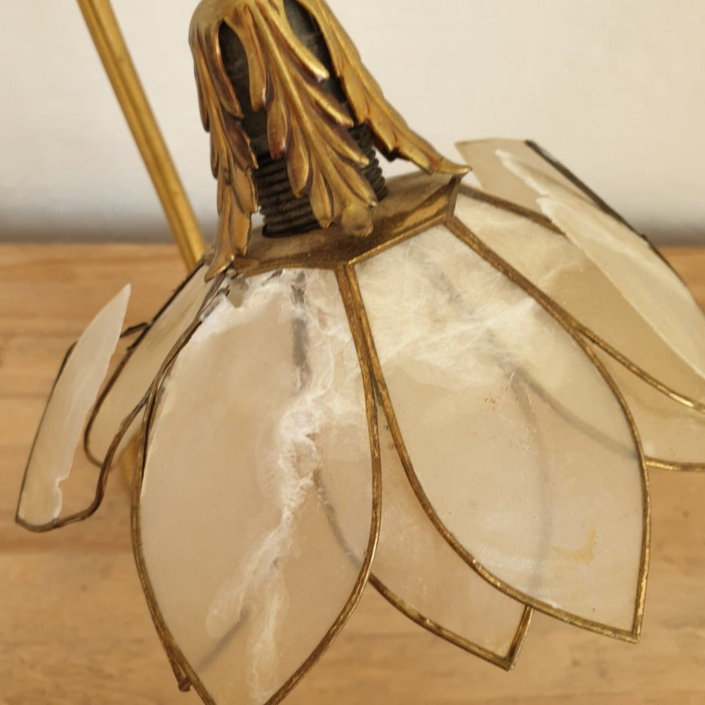 Lampe années 70 dans son jus abat-jour en nacre fleur de lotus - Hello Broc