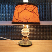 Lampe de chevet pied en cristal taillé et bronze, base miroir et abat-jour imitation parchemin - Hello Broc