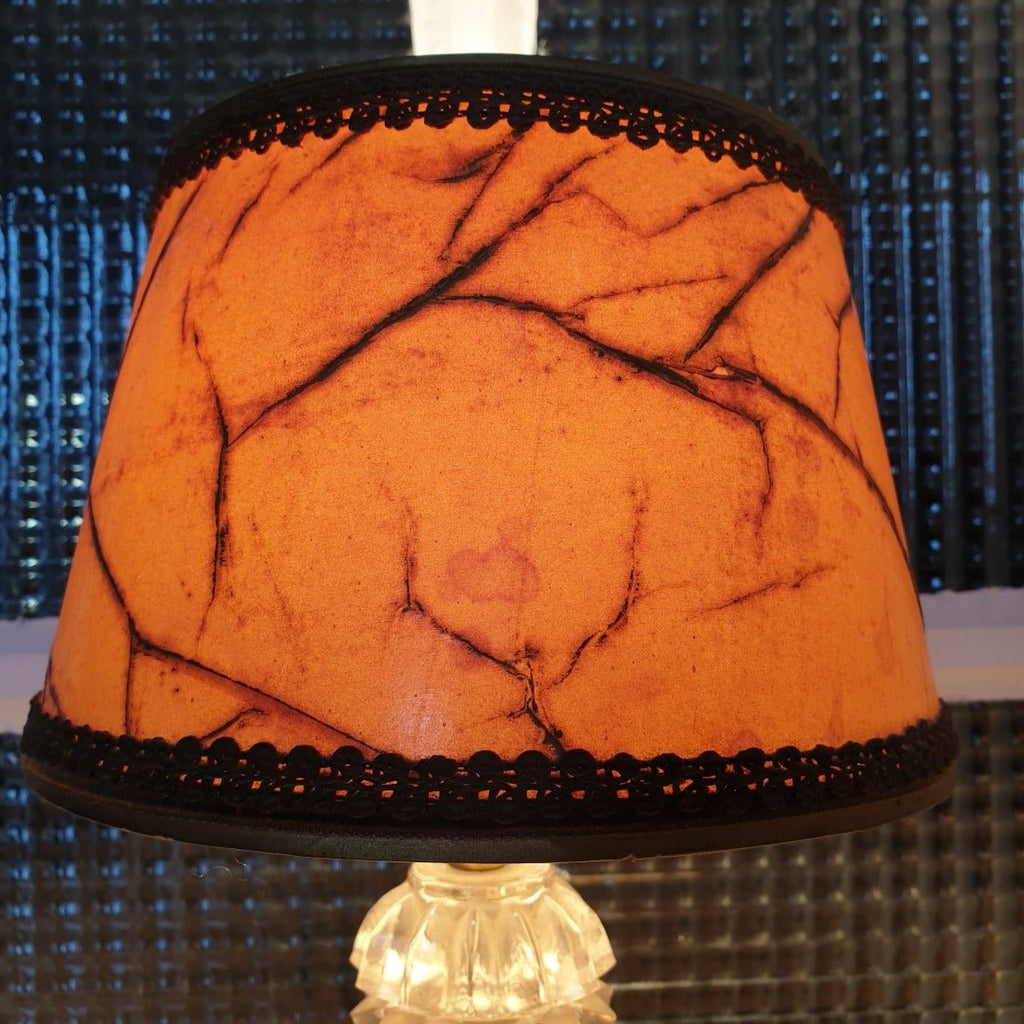 Lampe de chevet pied en cristal taillé et bronze, base miroir et abat-jour imitation parchemin - Hello Broc
