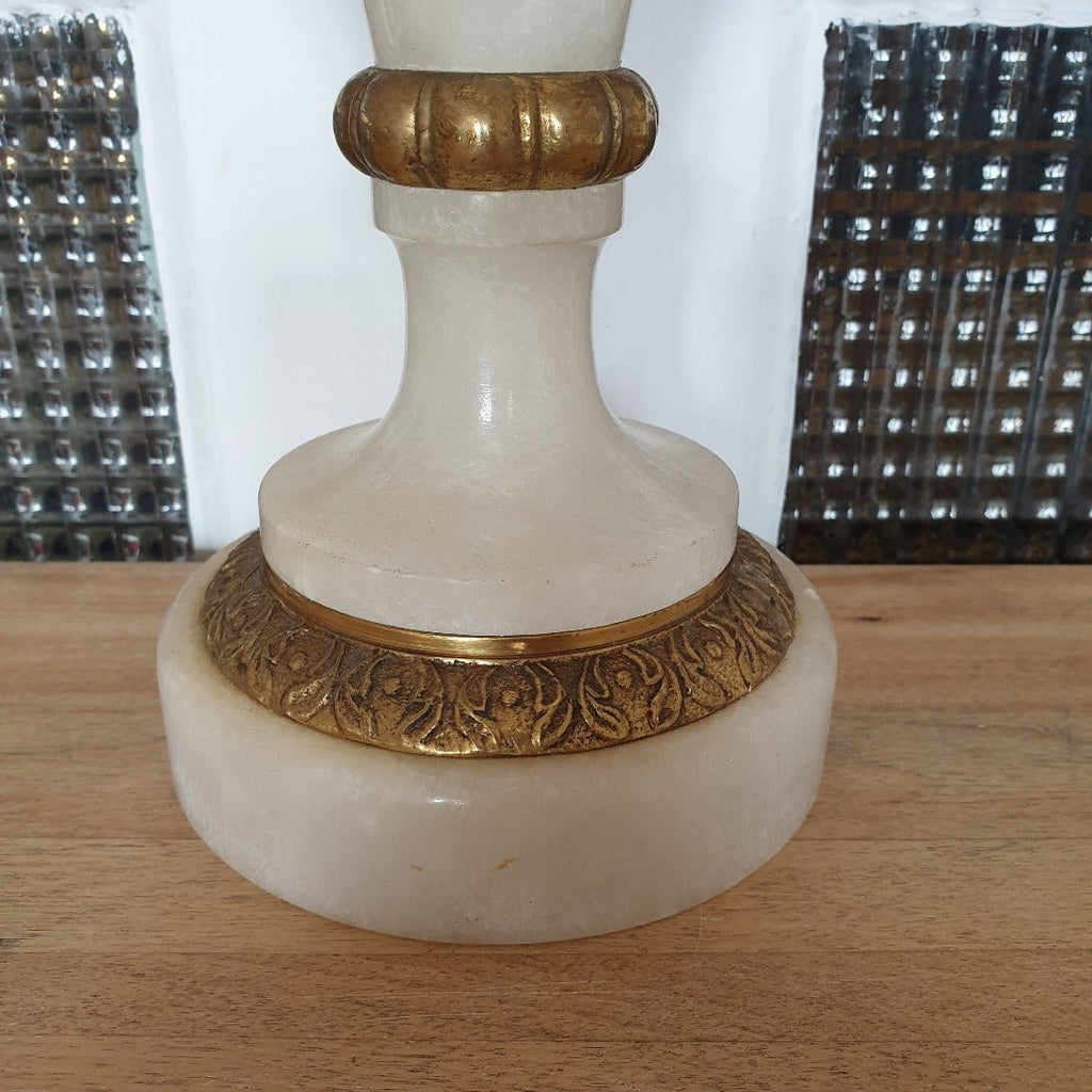 Lampe en forme de coupe en albâtre et anses en bronze doré - Hello Broc