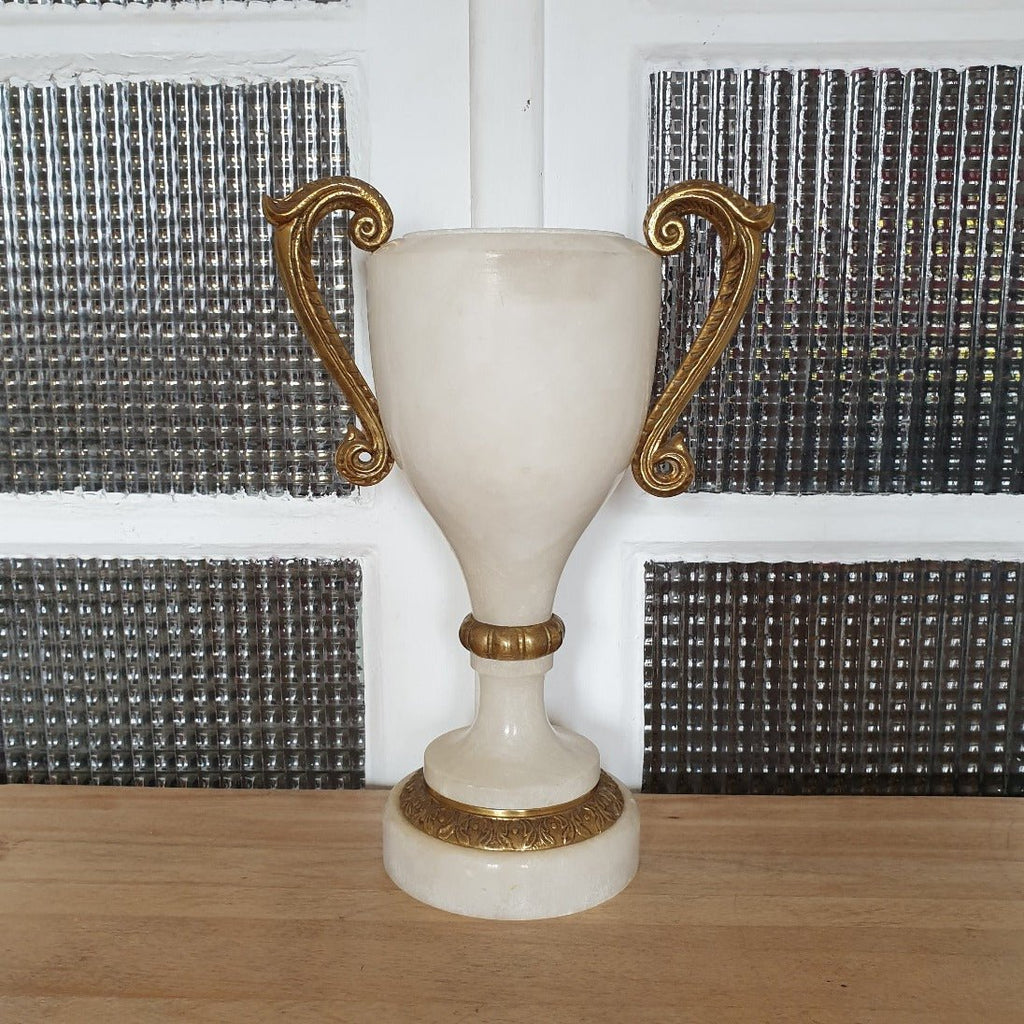 Lampe en forme de coupe en albâtre et anses en bronze doré - Hello Broc