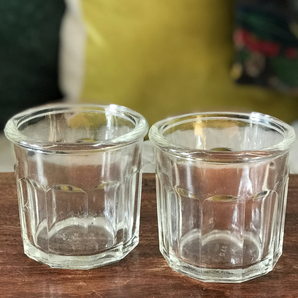 Lot de 2 pots anciens à confiture en verre soufflé moulé 375 ml par Hello Broc brocante en ligne