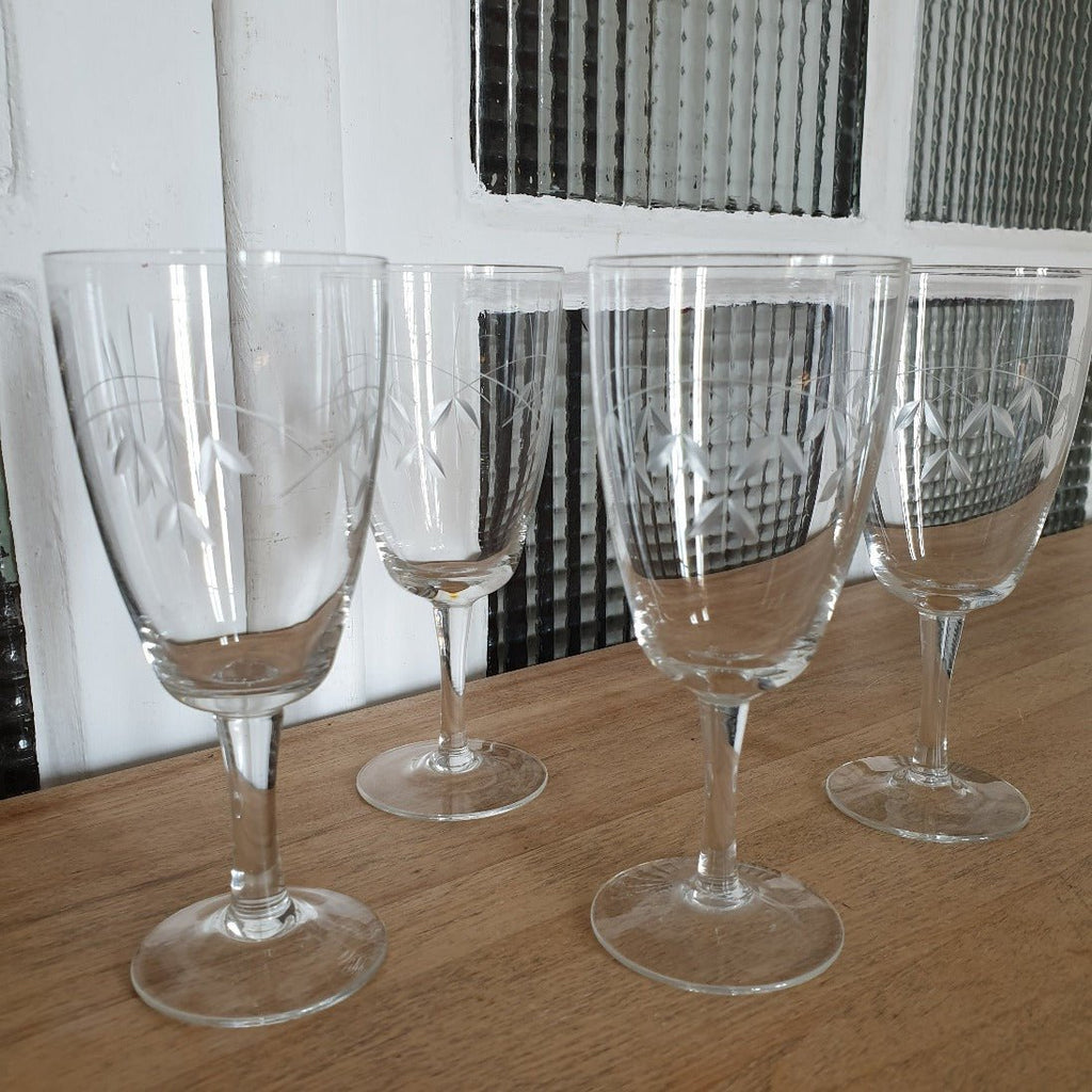 Lot de 3 ou 4 verres à vin cuit ou à apéritif sur pied en cristal gravé - Hello Broc