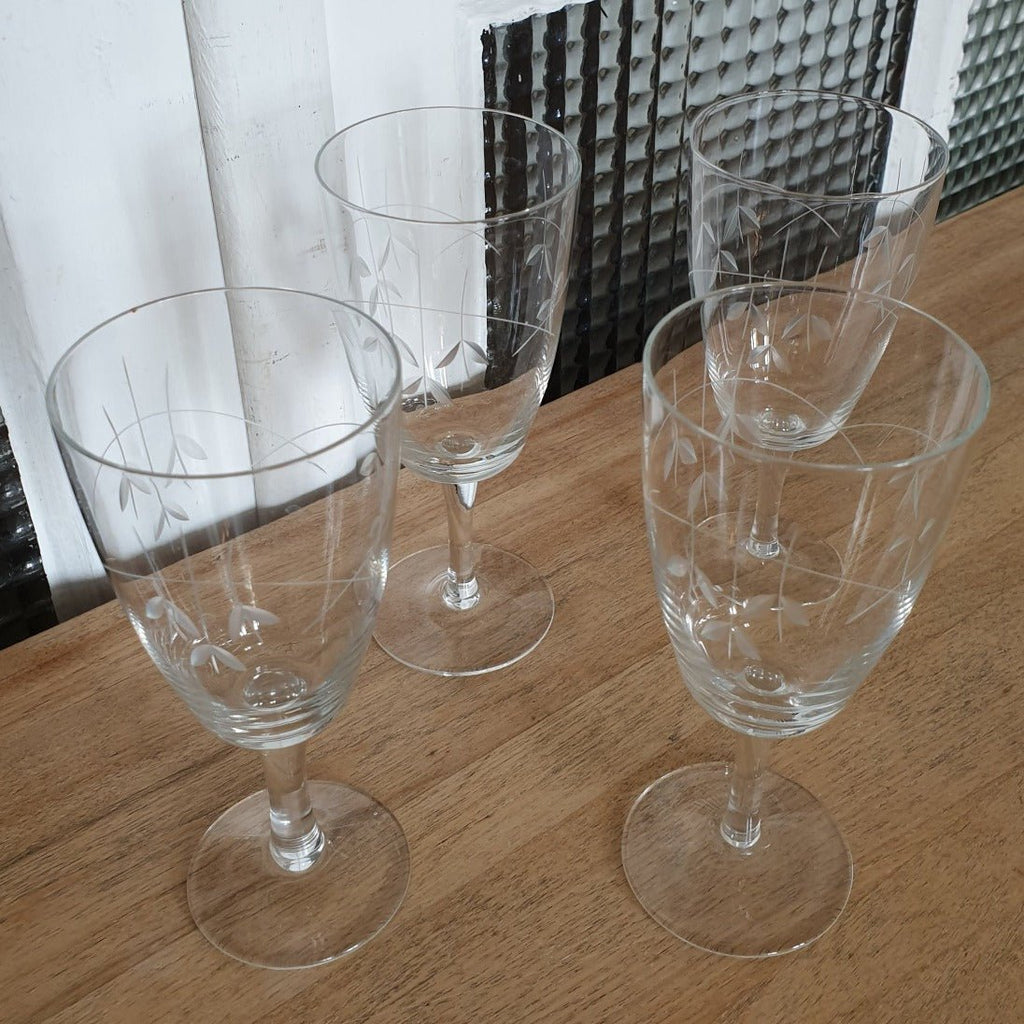 Lot de 3 ou 4 verres à vin cuit ou à apéritif sur pied en cristal gravé - Hello Broc