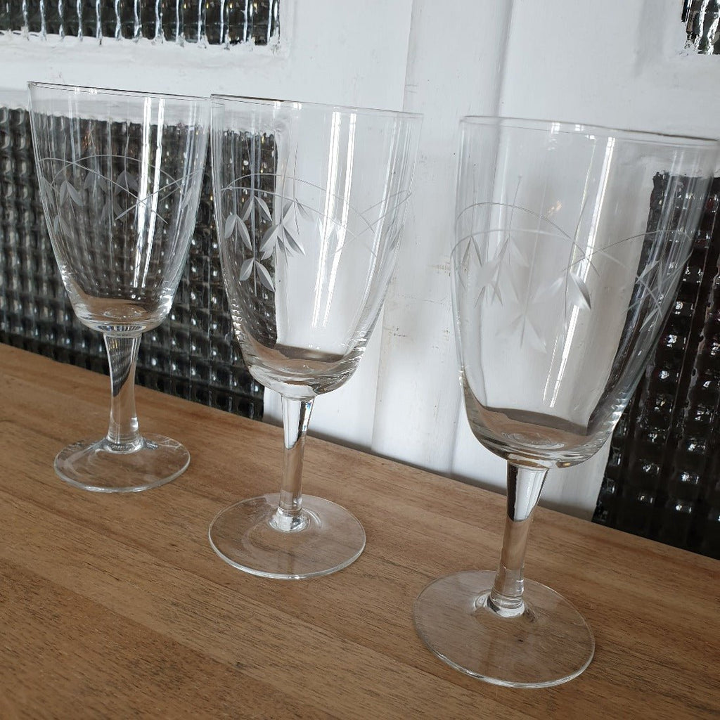 Lot de 3 ou 4 verres à vin cuit ou à apéritif sur pied en cristal gravé - Hello Broc
