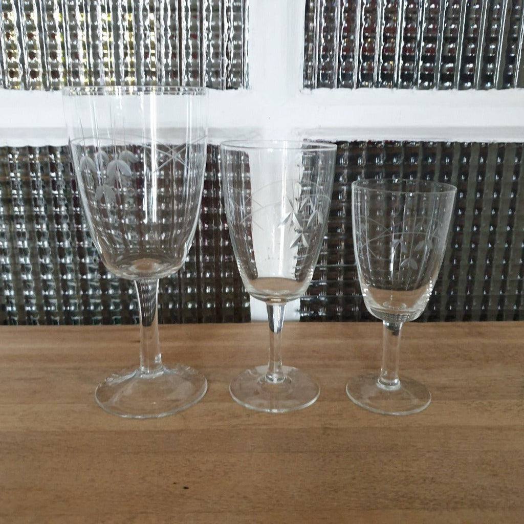 Lot de 3 ou 4 verres à vin cuit ou à apéritif sur pied en cristal gravé - Hello Broc