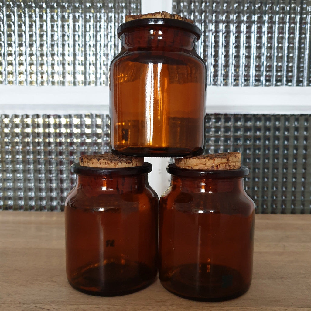 Lot de 3 petits bocaux style pot apothicaire en verre moulé ambré avec bouchon d'origine en liège - Hello Broc