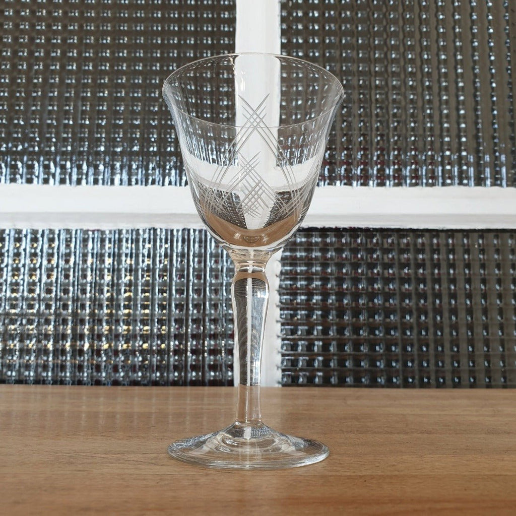 Lot de 3 verres à vin en cristal évasé gravé traits droits entrecroisés - Hello Broc