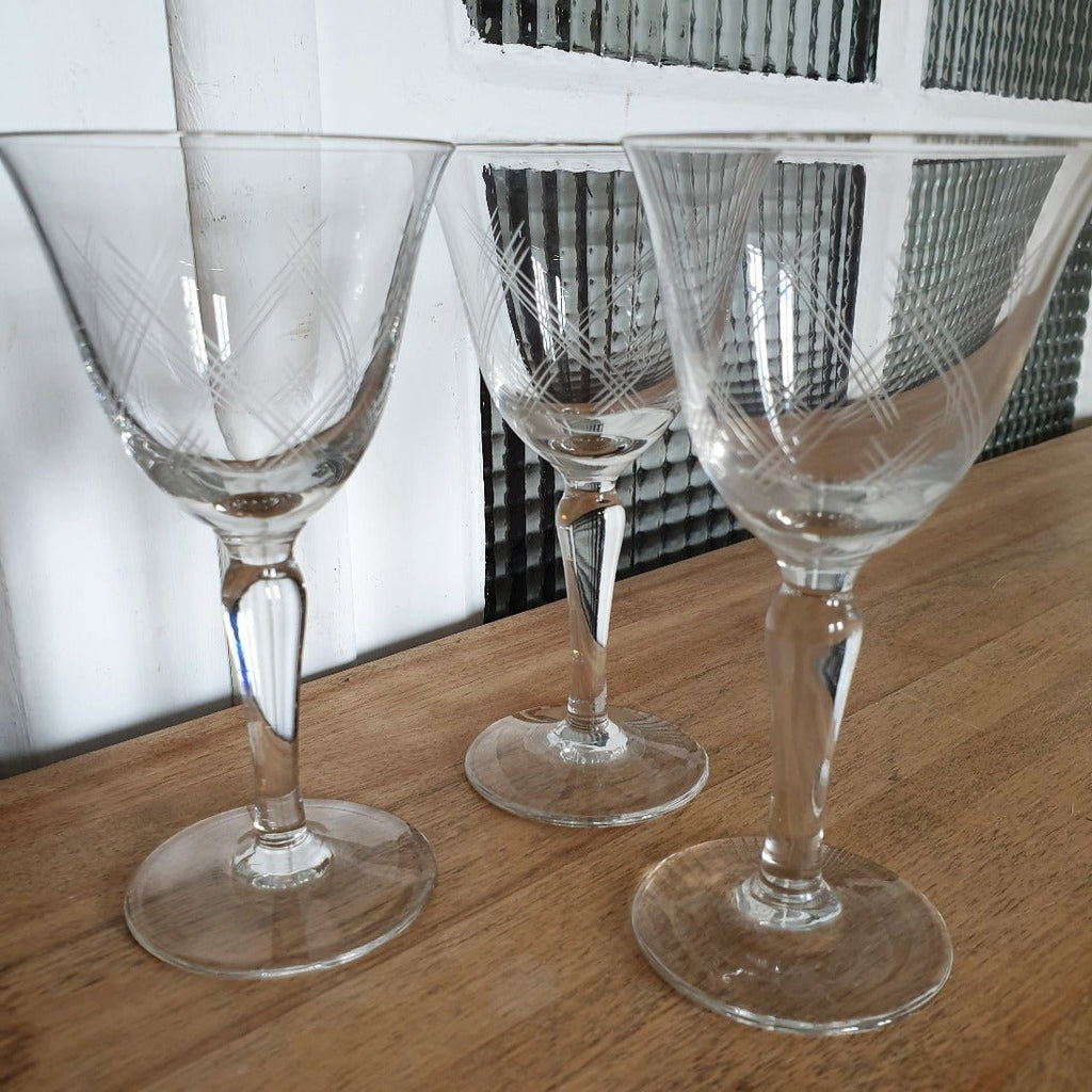 Lot de 3 verres à vin en cristal évasé gravé traits droits entrecroisés - Hello Broc