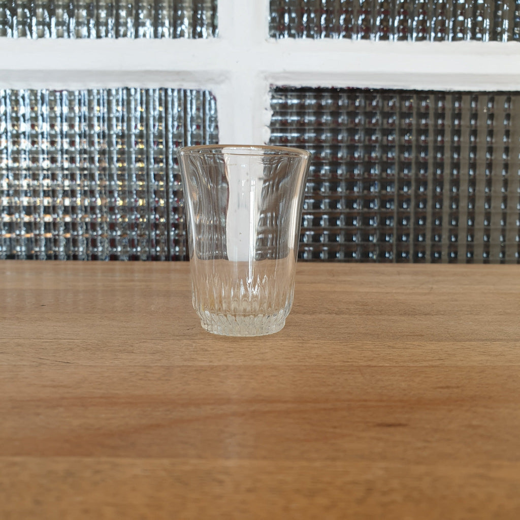 Lot de 3 verres anciens de bistrot à liqueur en verre moulé début XXème - Hello Broc brocante en ligne