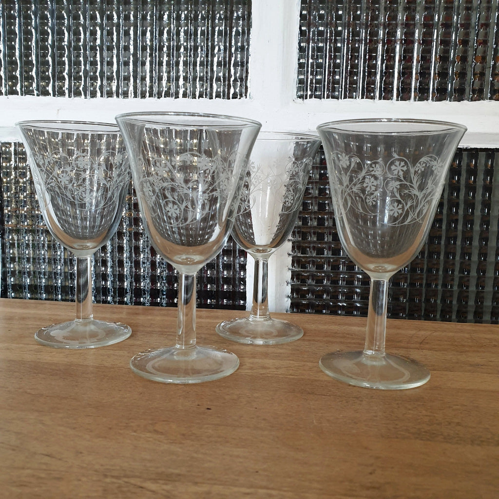 Lot de 4 verres à vin sur pied forme tulipe motifs volutes et croix - Hello Broc
