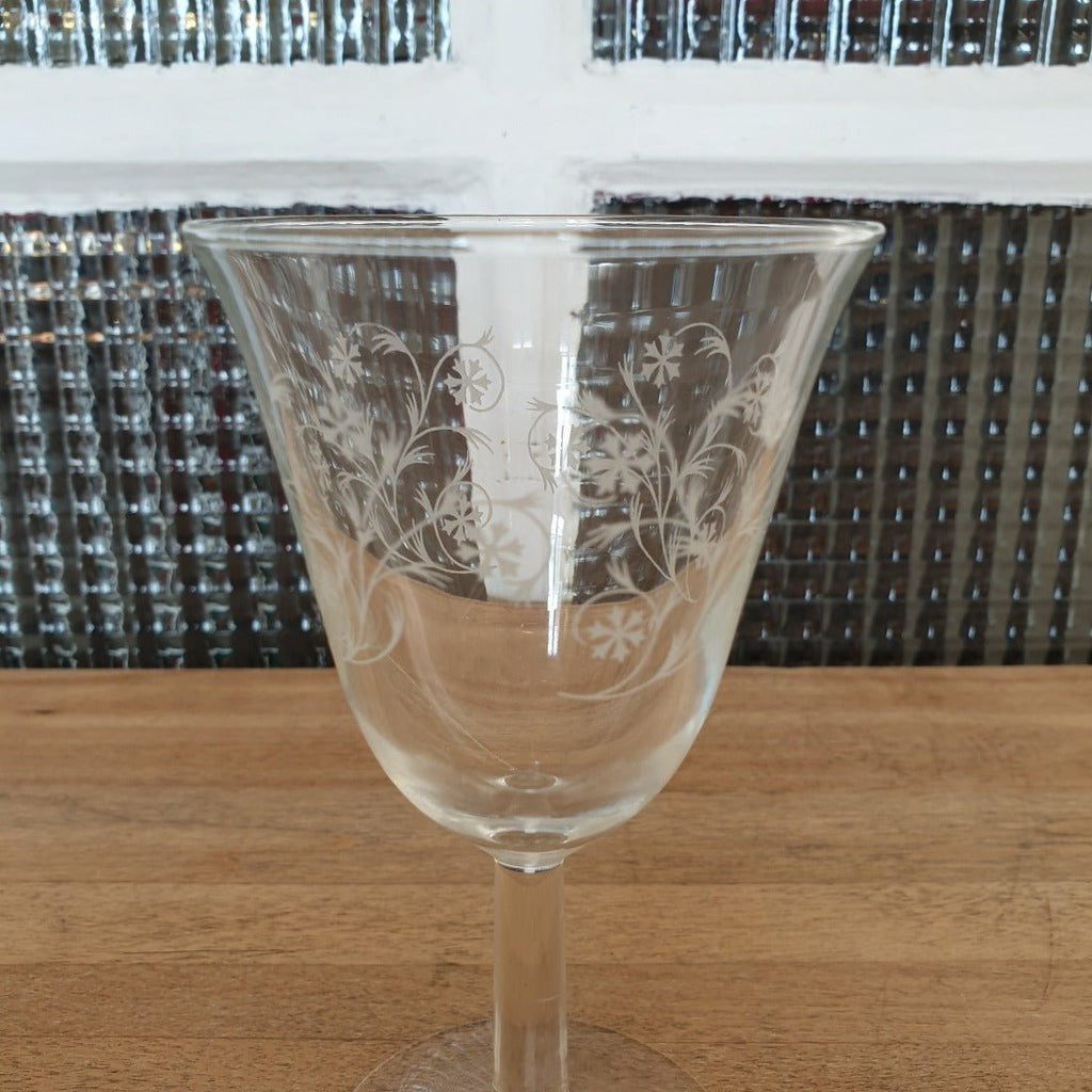 Lot de 4 verres à vin sur pied forme tulipe motifs volutes et croix - Hello Broc
