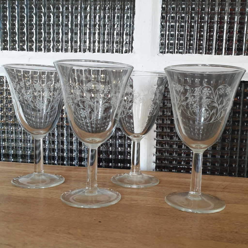 Lot de 4 verres à vin sur pied forme tulipe motifs volutes et croix - Hello Broc