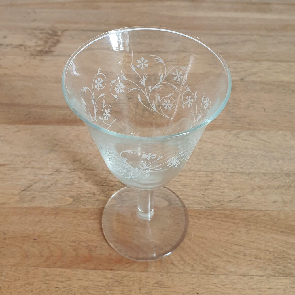 Lot de 4 verres à vin sur pied forme tulipe motifs volutes et croix - Hello Broc