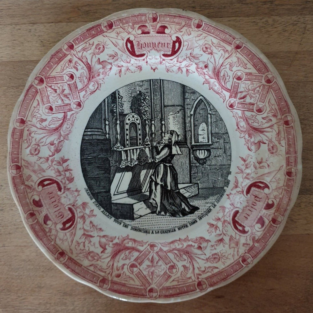 Assiette parlante ancienne à dessert en faïence de Digoin Sarreguemines Jeanne d'Arc fin XIXème siècle décor 2 Circa 1880 par Hello Broc brocante en ligne